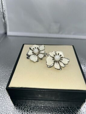 Sarah Coventry clip earrings white silver tone floral design cottagecore spring